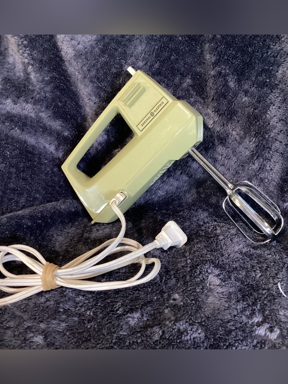 Vintage GE General Electric 3-Speed Hand Mixer Avocado Green Model D1 M24 Tested